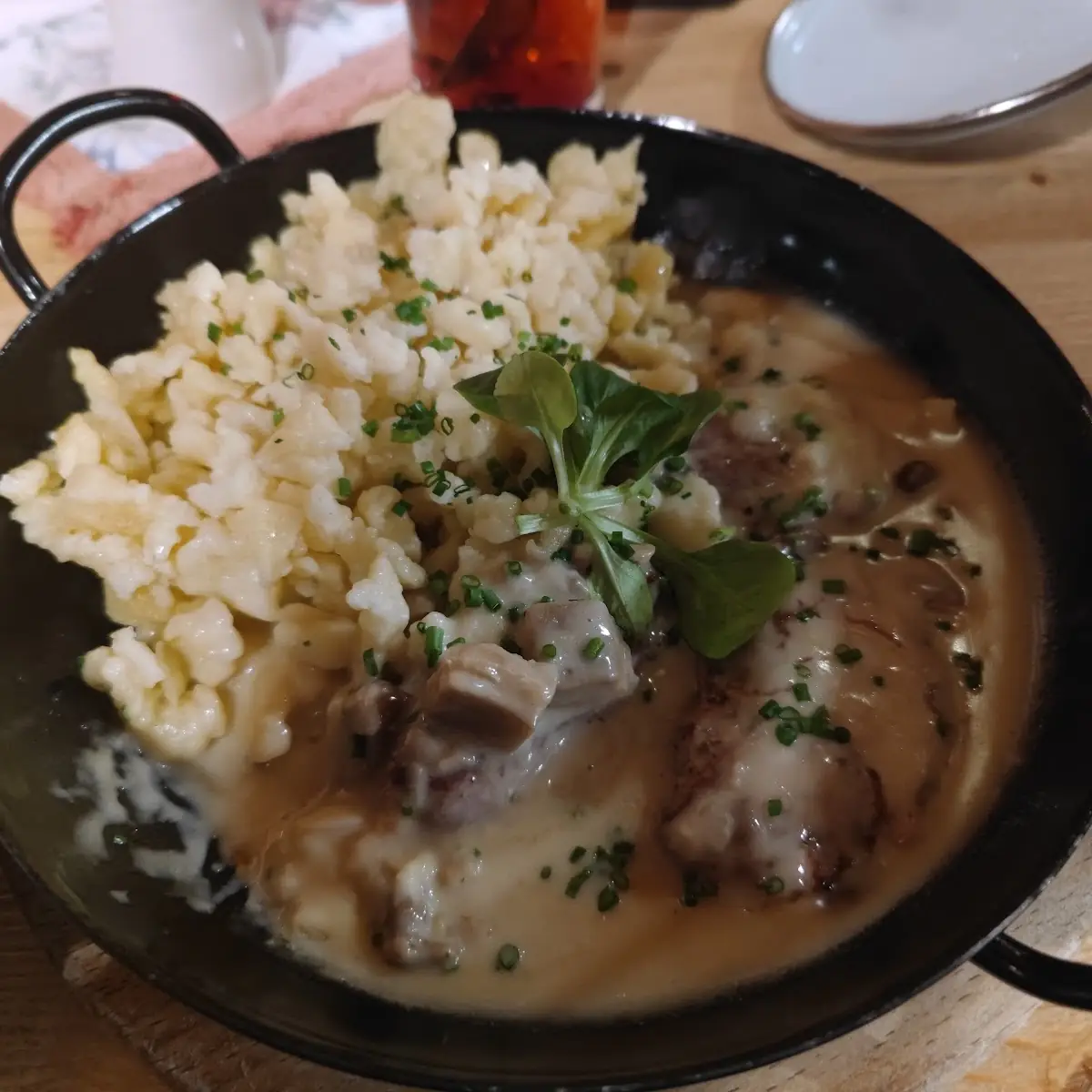 Schweinemedallions Mit Schwammerlsoße Und Nockerln, Waldhäuslalm