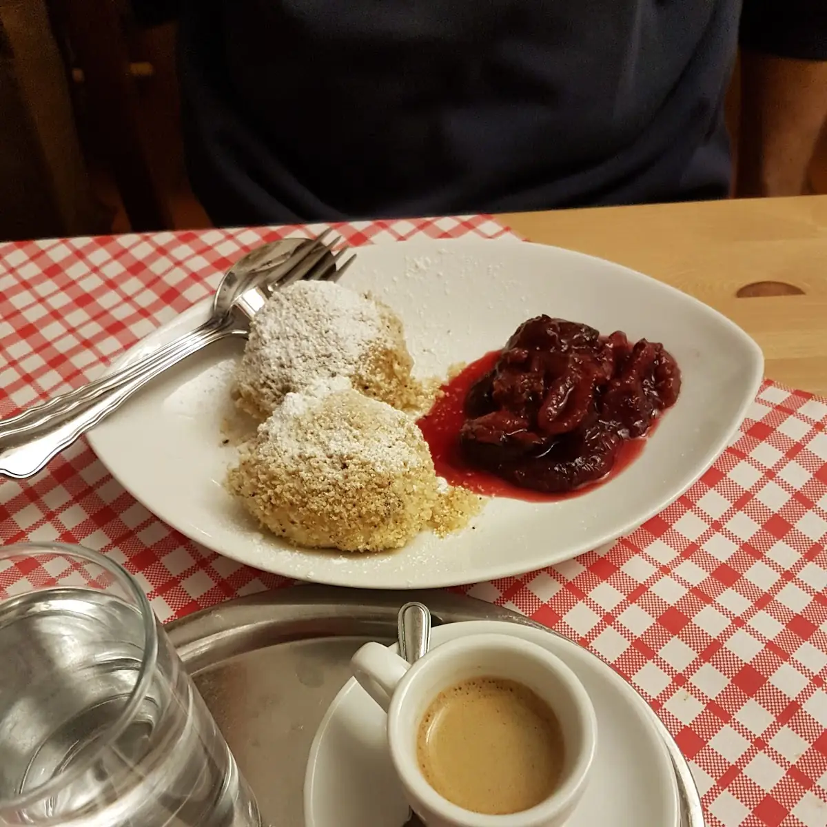 Nougat Knödel Mit Zwetschkenröster
