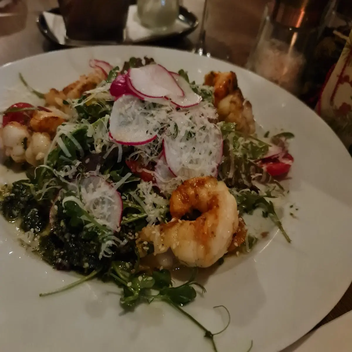 Garnelen Auf Blattsalat Mit Parmesan