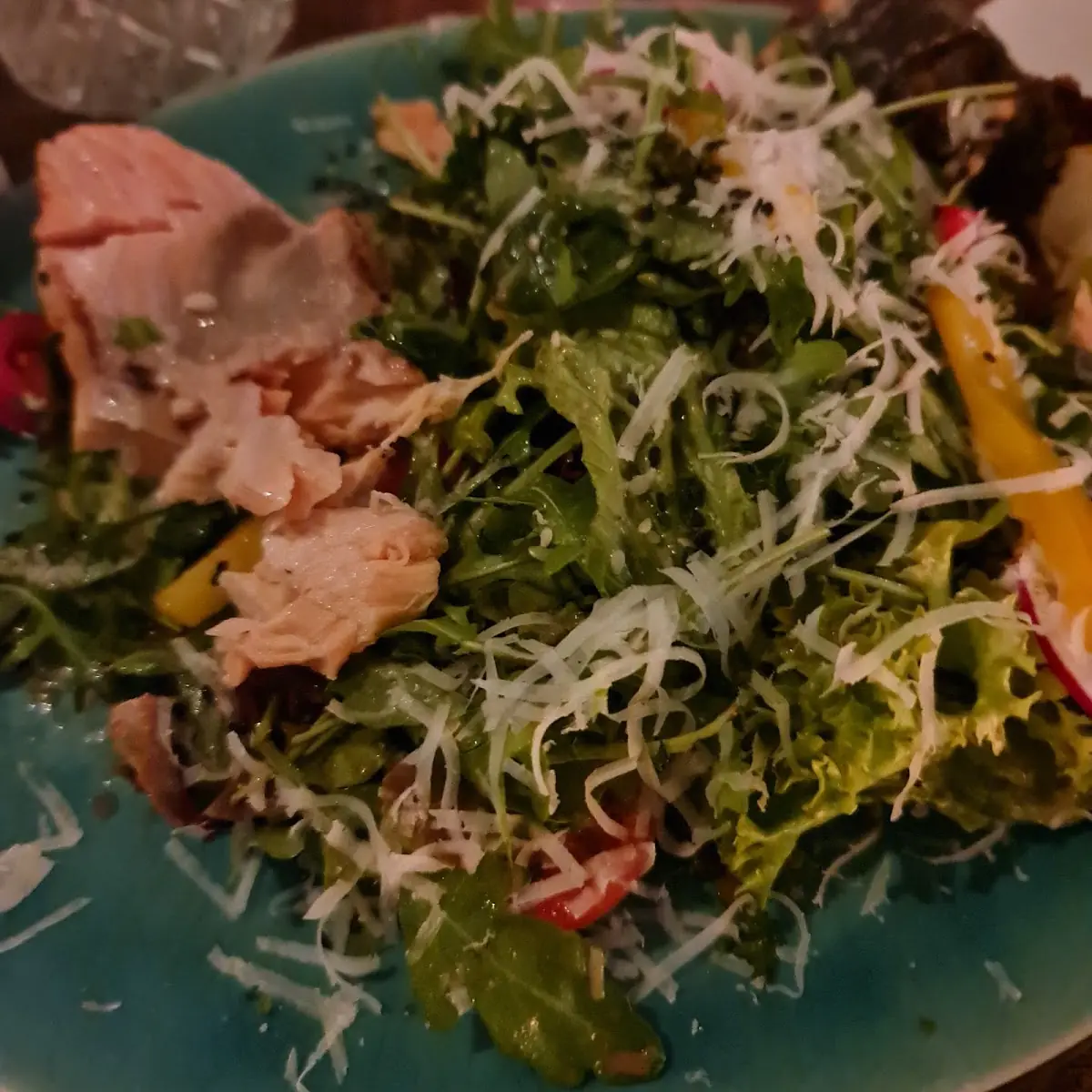 Gebratener Süsswasserfisch Auf Blattsalat Dazu Parmesan