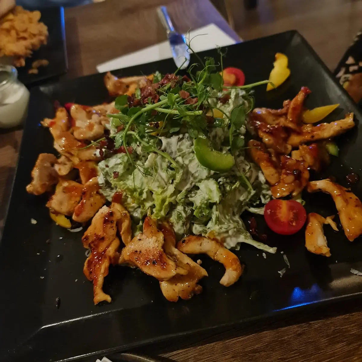 Hühnchen Auf Blattsalat Dazu Parmesan