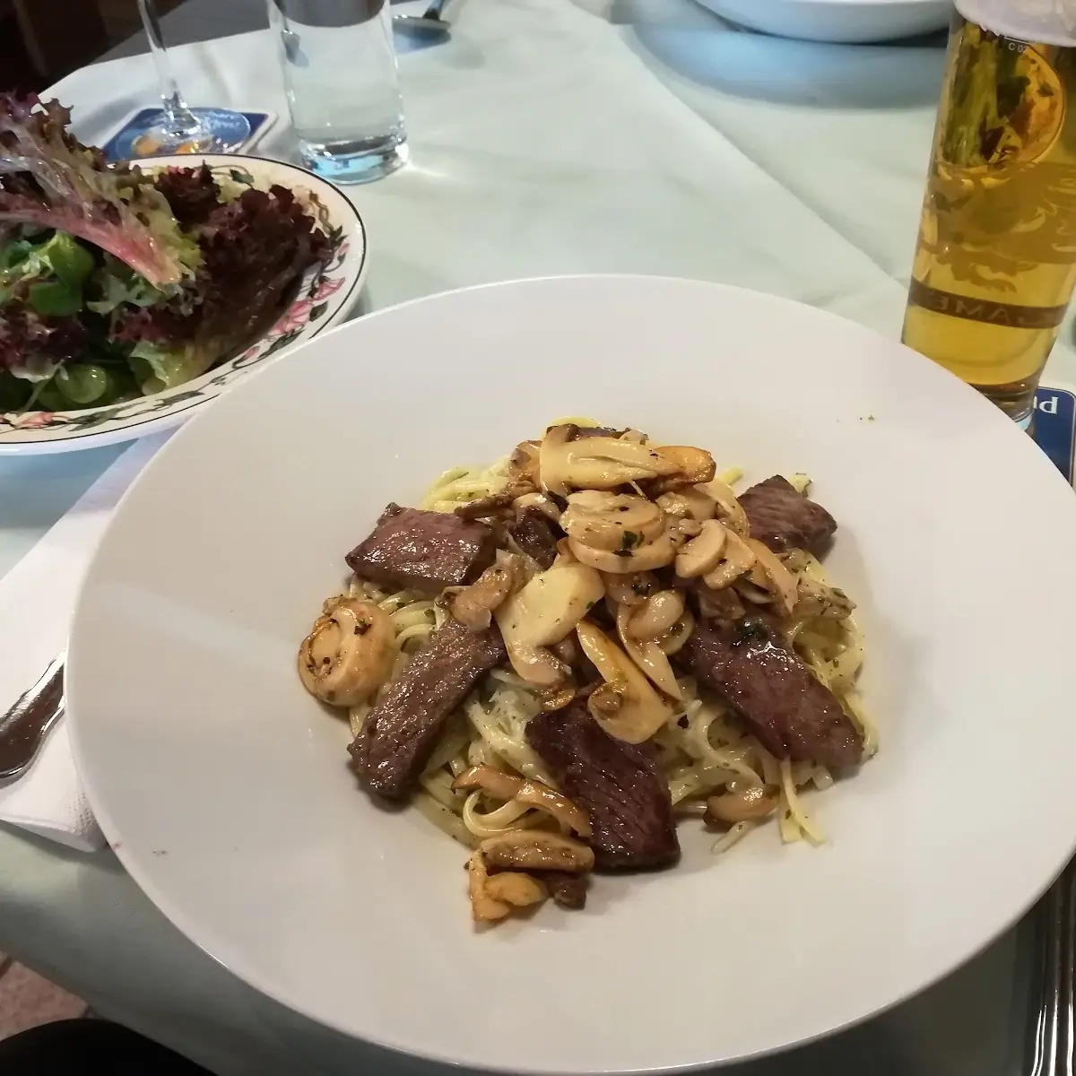 Kräuternudeln Mit Rindsfleischstreifen