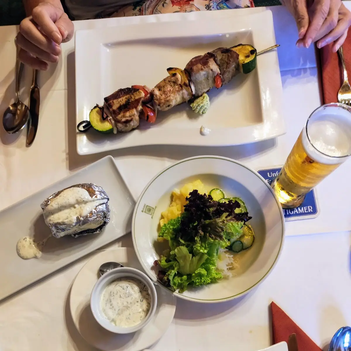 Rindfleisch Vom Grill Mit Kartoffeln Sauce Salat