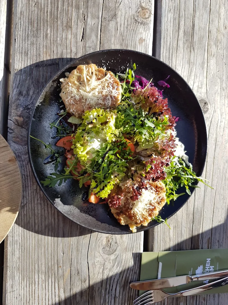 Käsknödel-salat