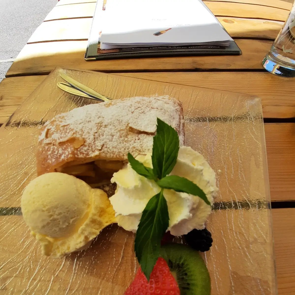 Apfelstrudel Mit Eis