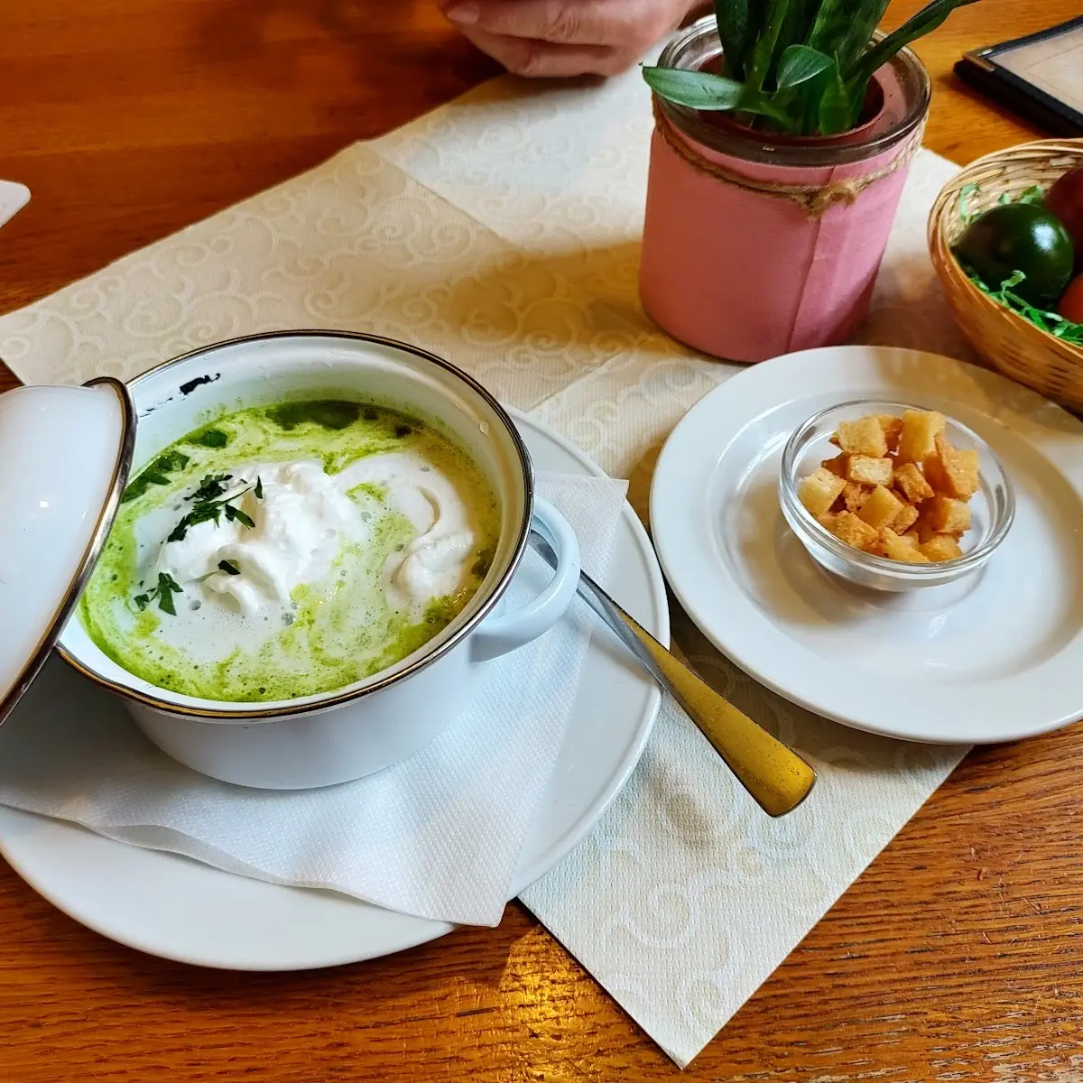 Bärlauchsuppe Und Croutons