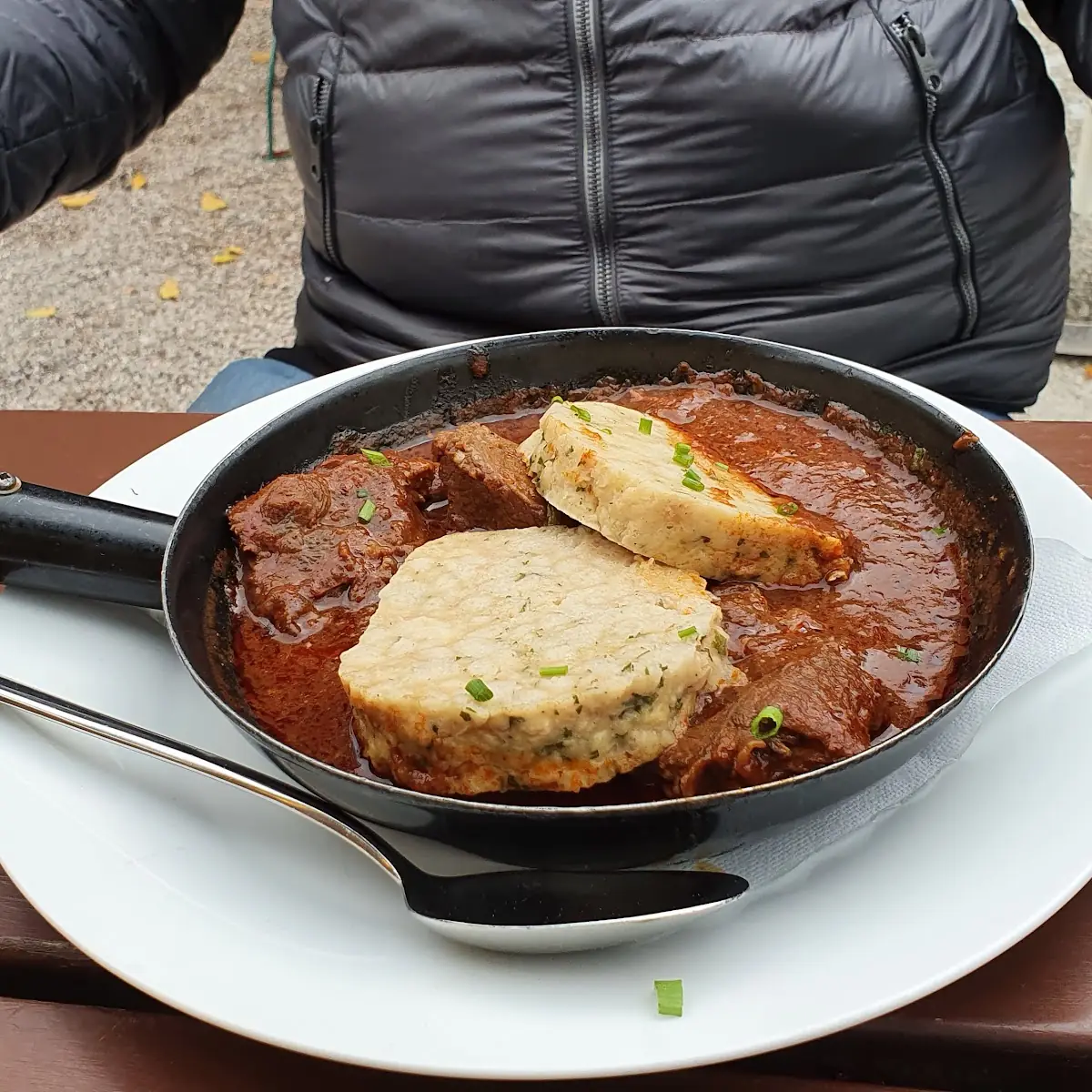Rindsgulasch Mit Serviettenknödel