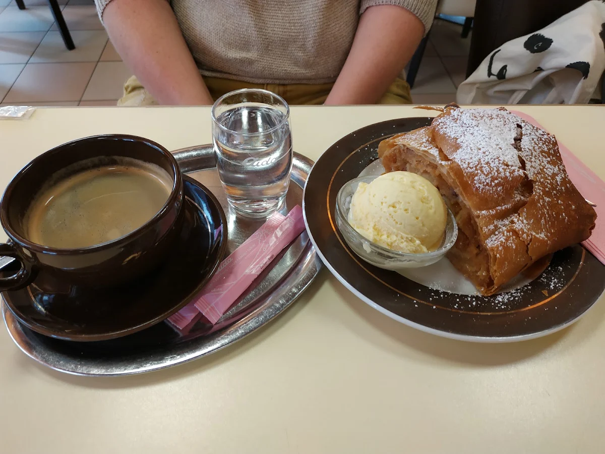 Apfelstrudel Mit Vanilleeis