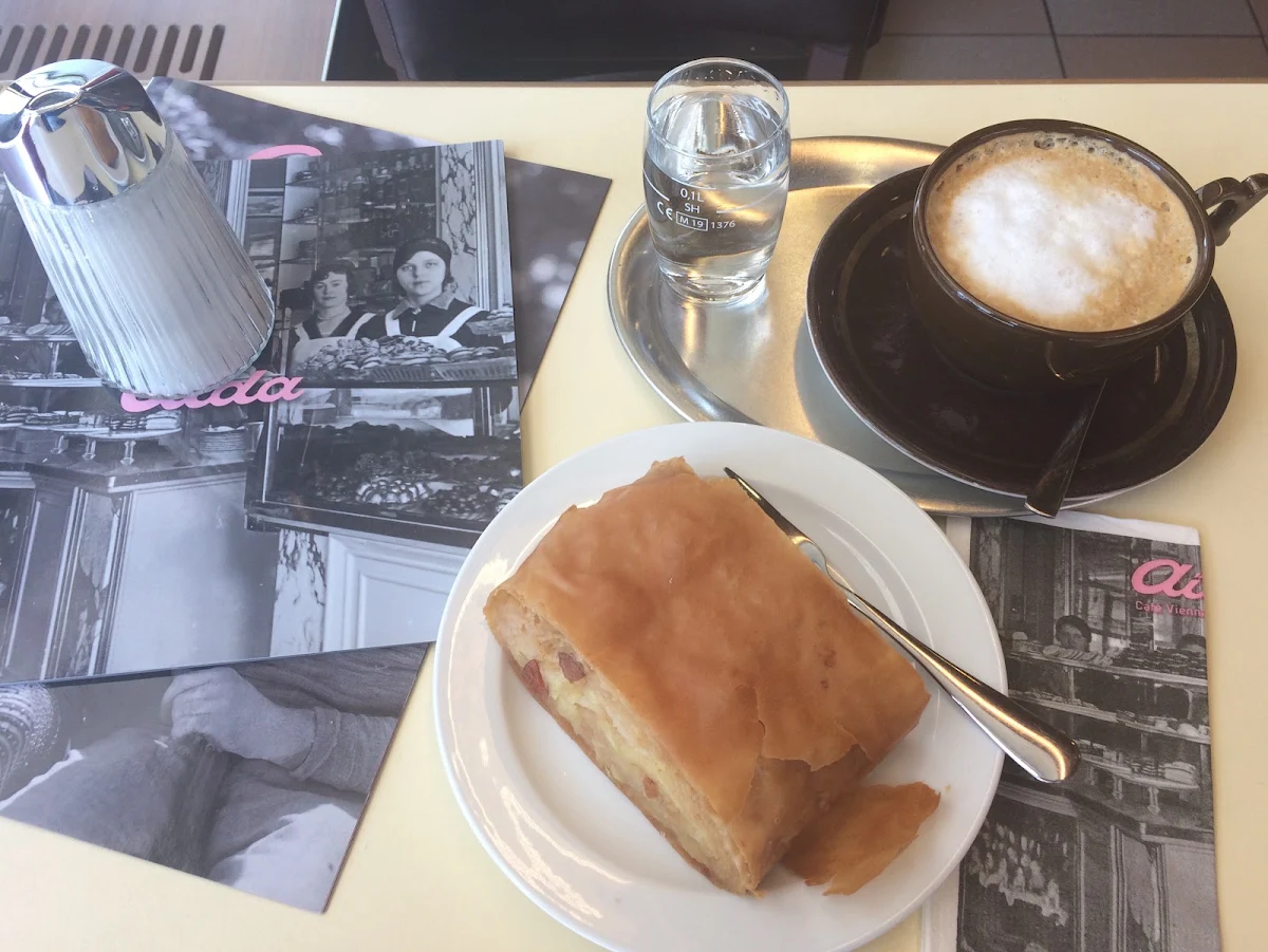 Gezogener Apfelstrudel Und Melange