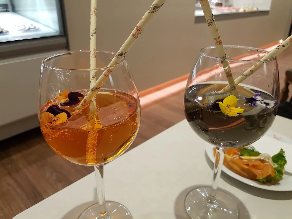 Aperol Und Veilchencocktail