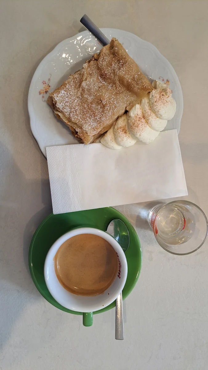 Apfelstrudel Mit Rosinen Und Mandelsplitter