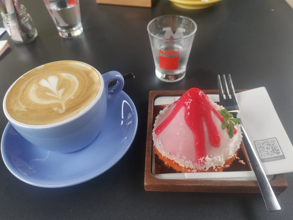 Cappuccino Mit Erdbeervulkan