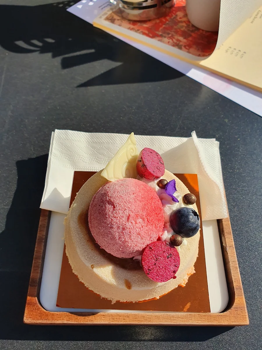 Karamellisierte Weiße Schokolade Mit Tonkabohne Aromatisiert Walnußpraline ́ Erdbeermousse