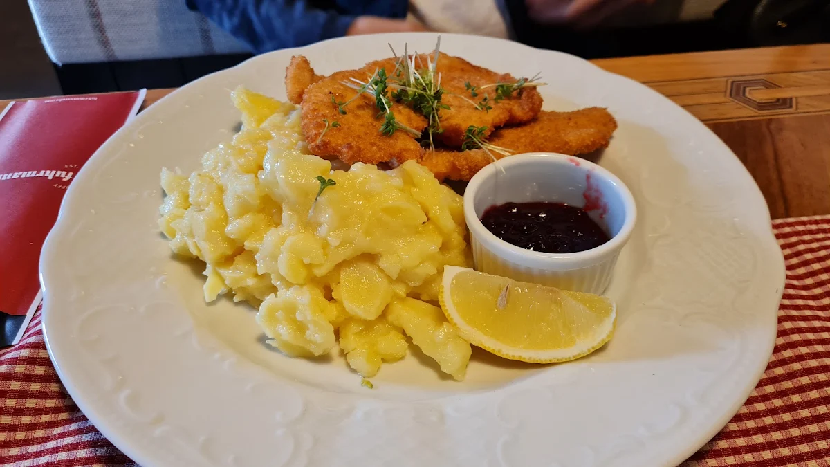 Hähnchenschnitzel Mit Kartoffelsalat Und Preiselbeeren