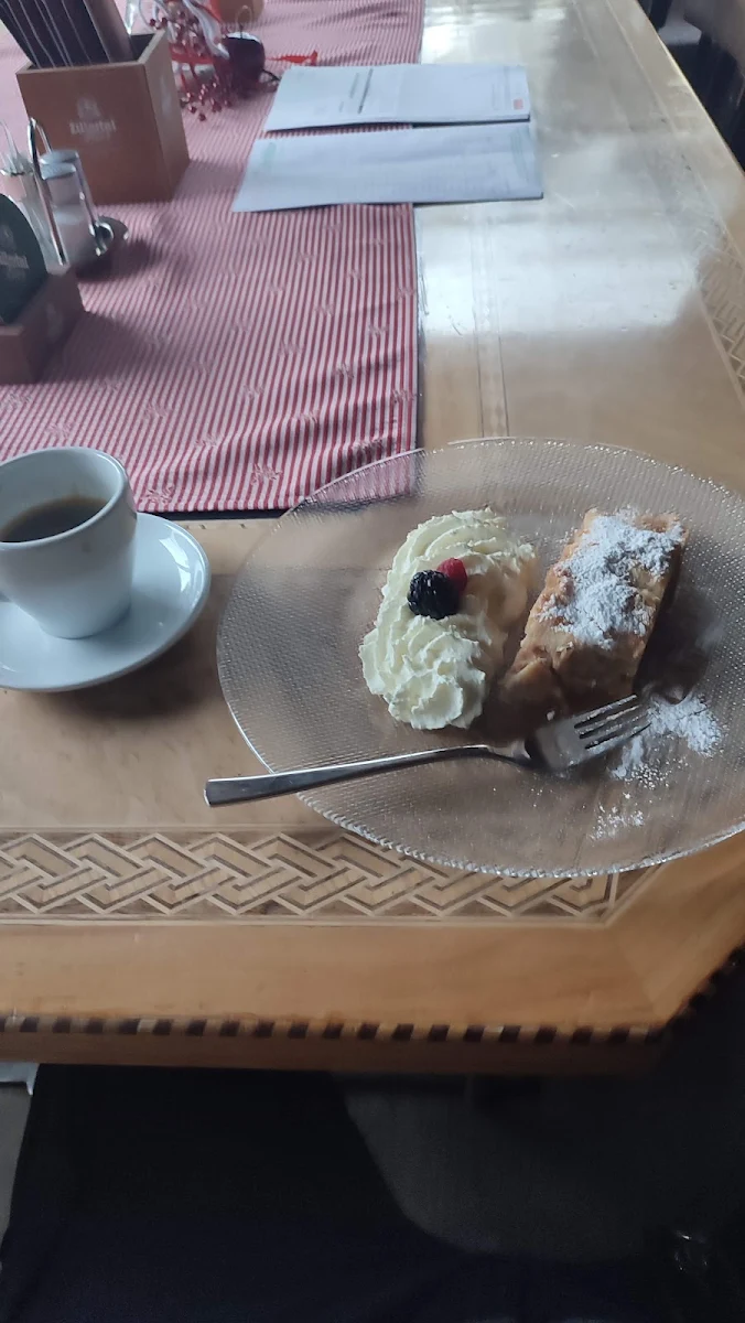 Kaffee Und Apfel Strudel
