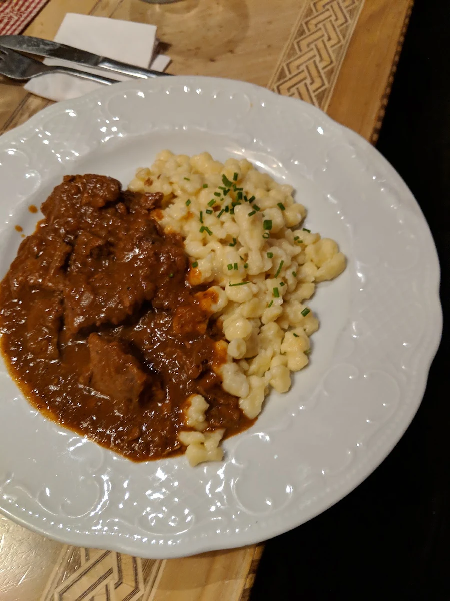 Rindsgulasch Mit Hausgemachten Spätzle