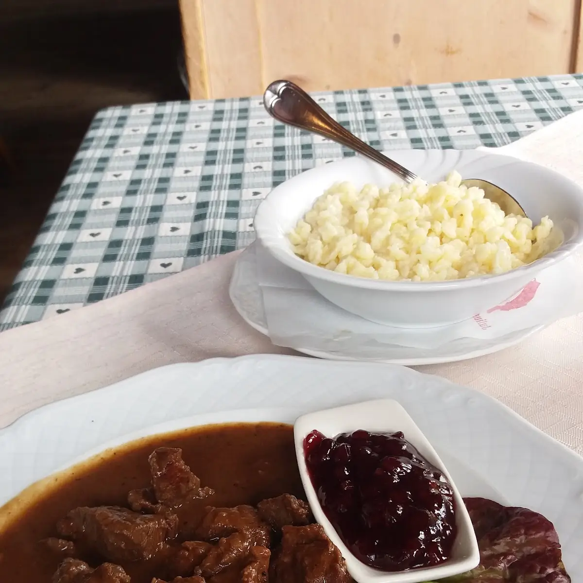 Hirschgulasch Mit Spätzle Und Salat