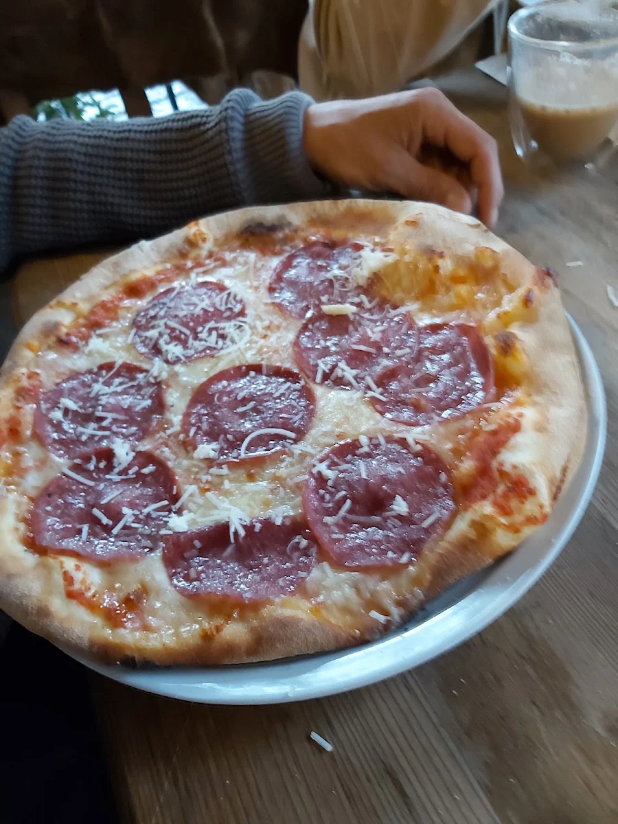 Salami Pizza