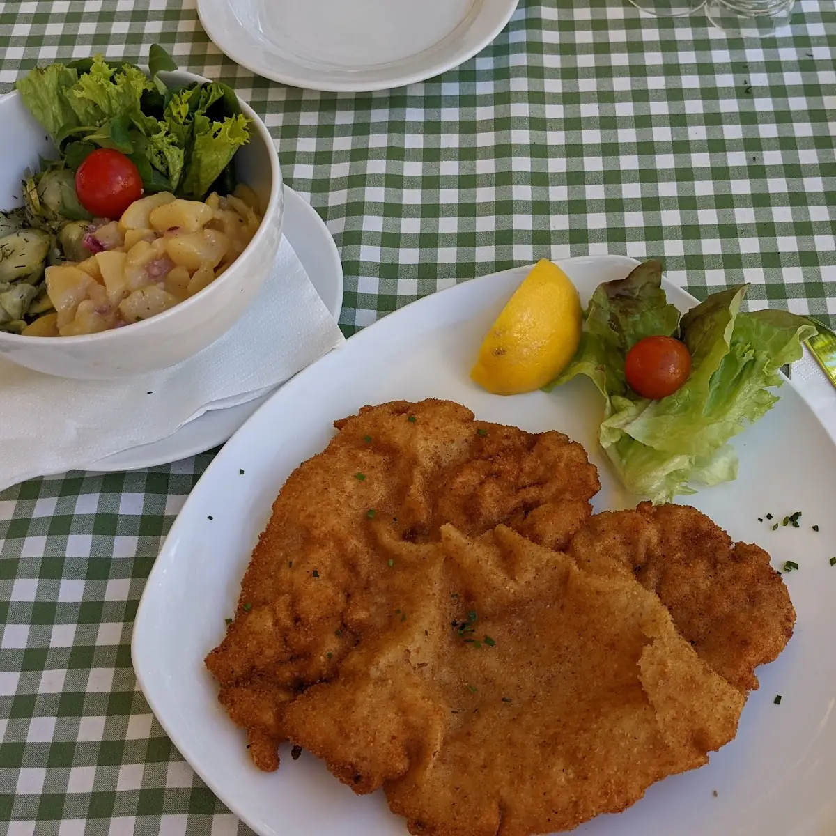 Geröstete Eierschwammerl auf Blattsalat mit Tomaten