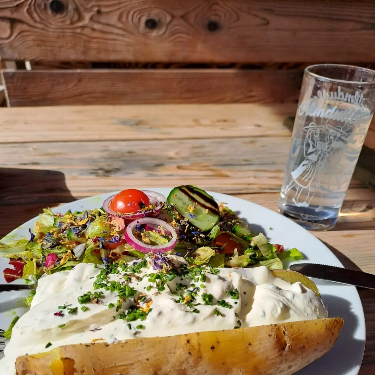 Ofenkartoffel Mit Sauerrahm Und Salat