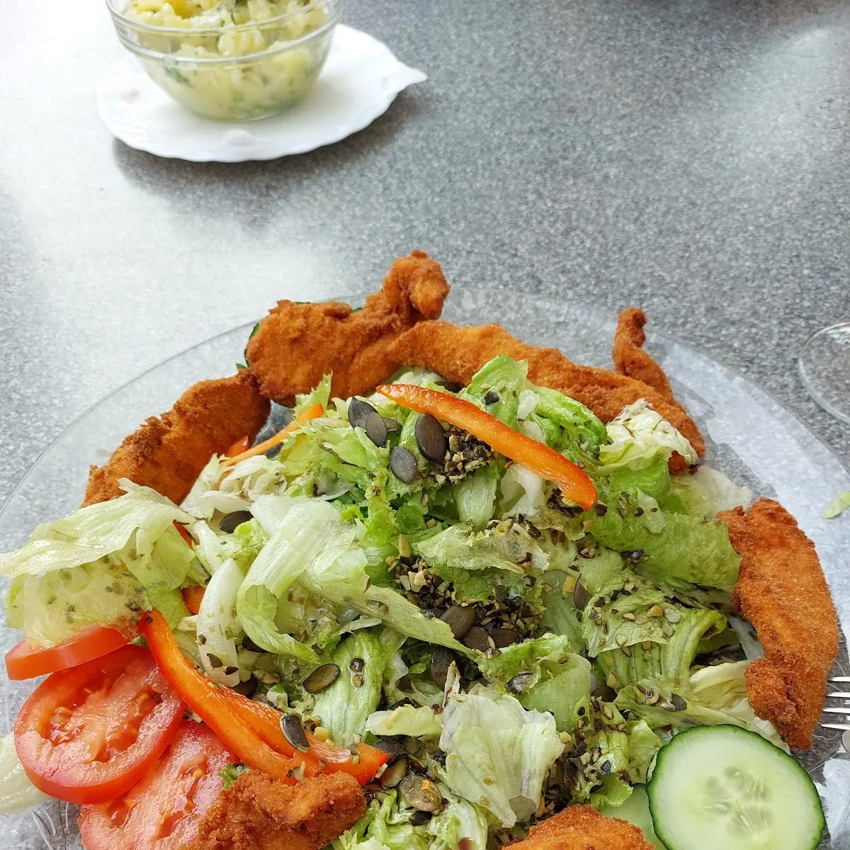 Backhendl Auf Gemischtes Salat