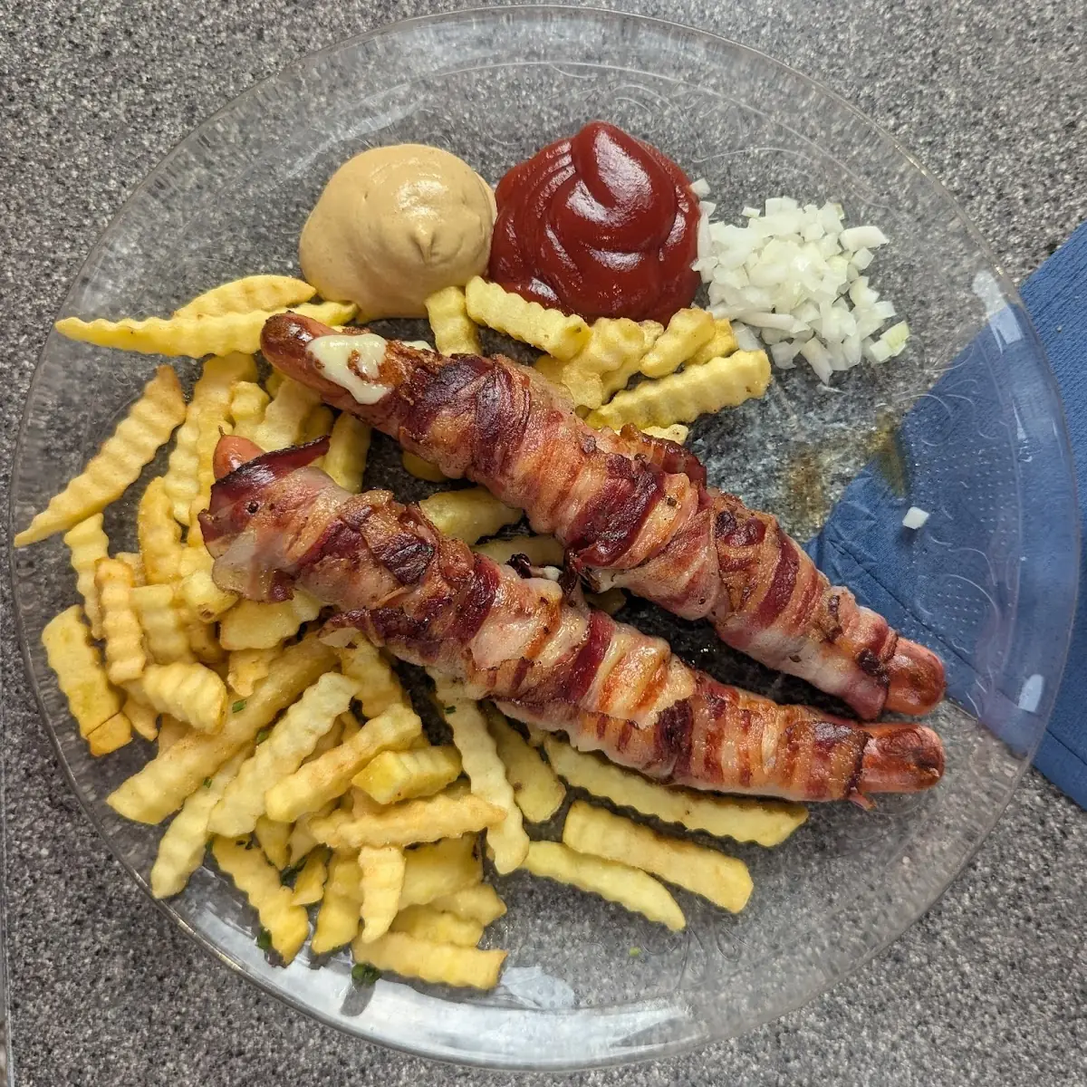 Bernerwürstel Mit Pommes Frites