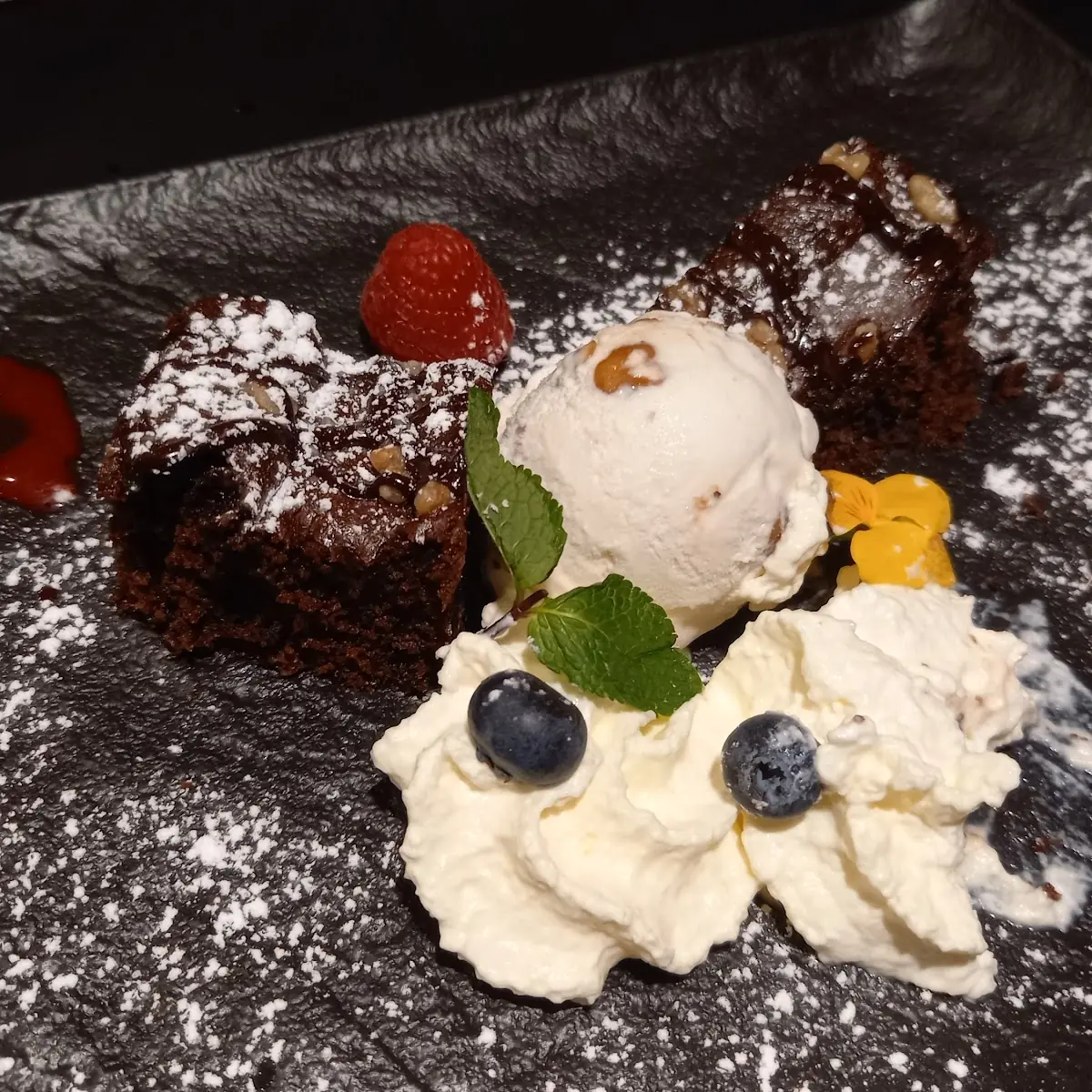 Brownie Mit Walnusseis