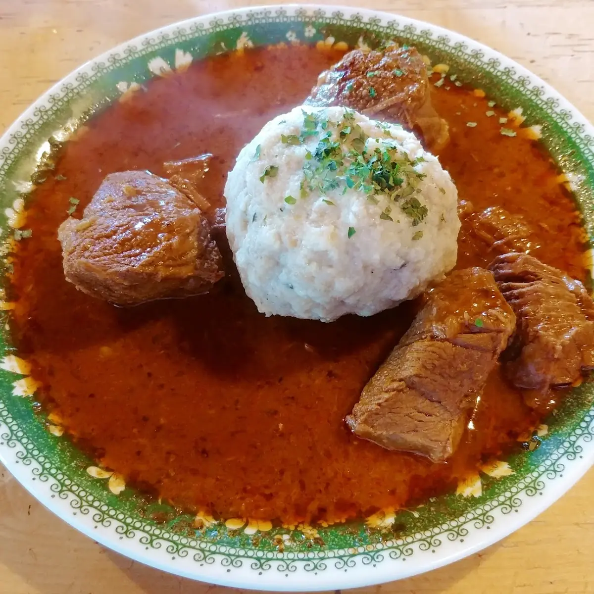 Großes Rindsgulasch Mit Knödel