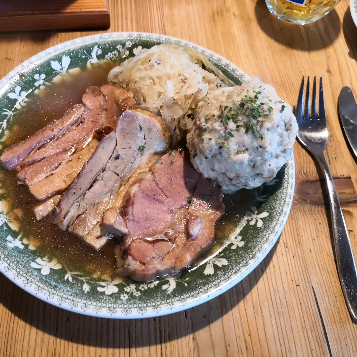 Schweinsbraten Mit Sauerkraut Und Knödel