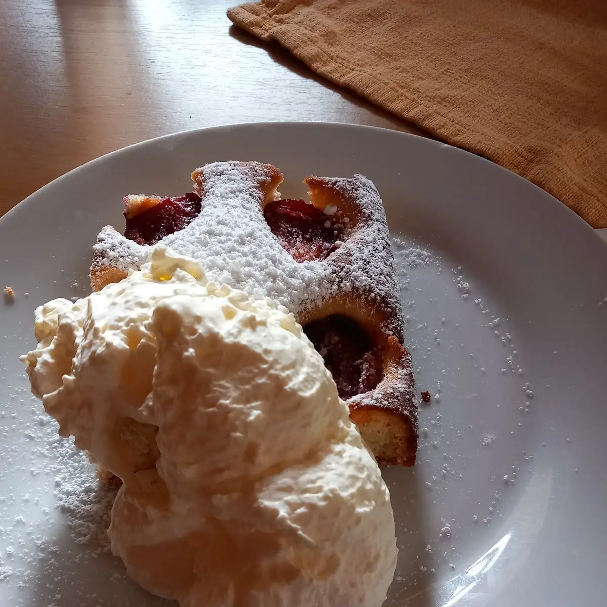 Selbstgemachter Pflaumenkuchen Mit Sahne