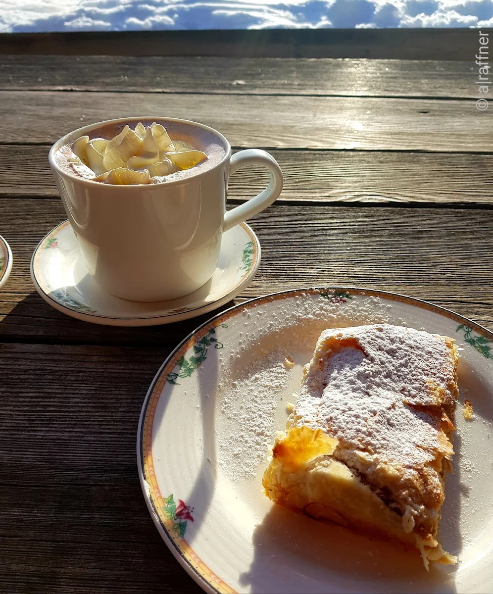 Heiße Schokolade Mit Apfelstrudel