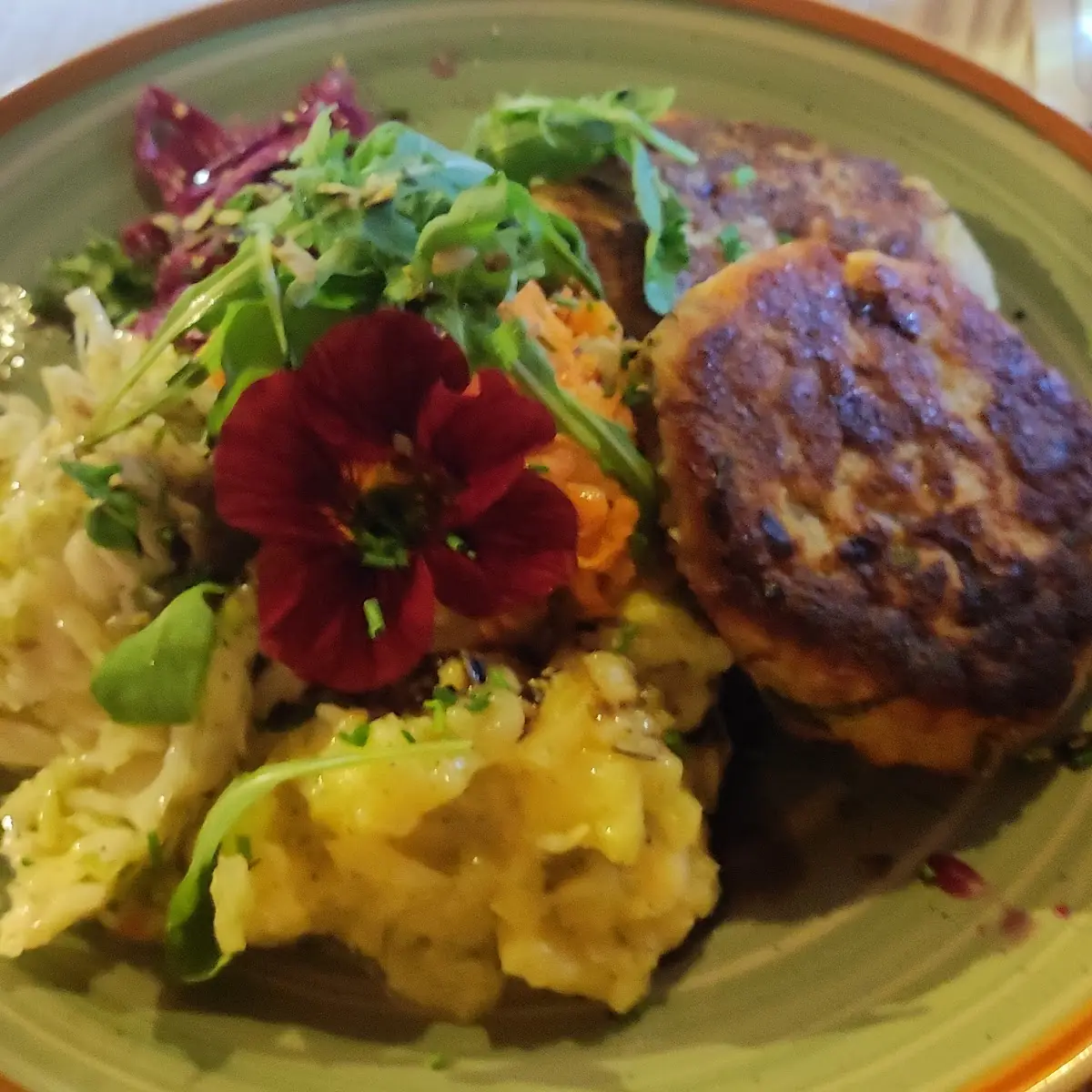 Kaaspressknödel Mit Salat