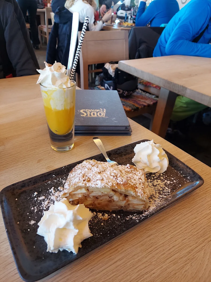 Apfekstrudel Mit Schlagobers Und Bombardino