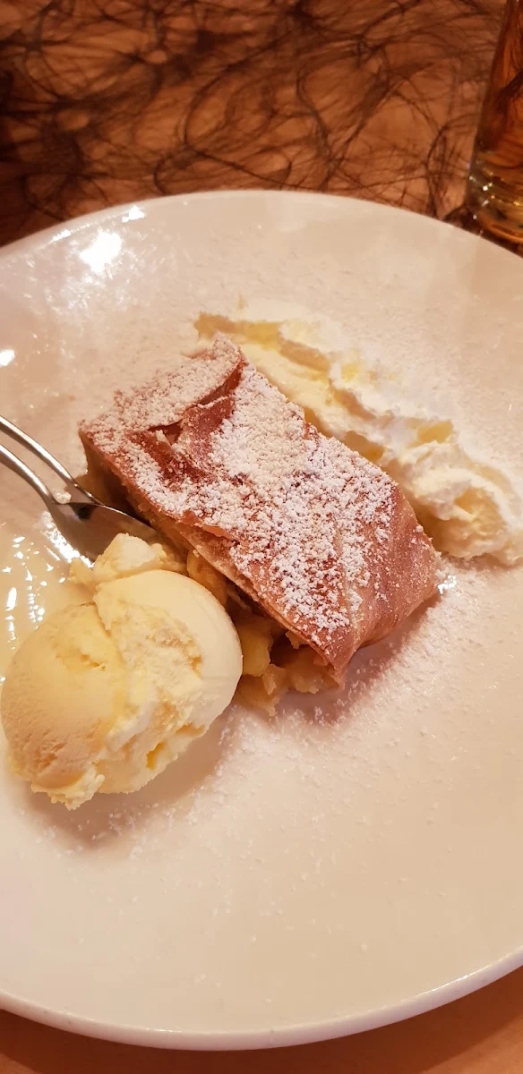 Apfelstrudel Mit Sahne Und Eis