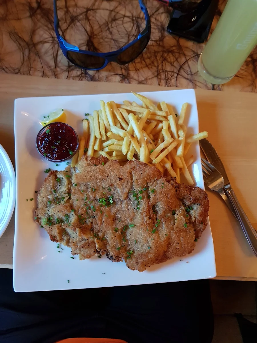 Schnitzel Paniert Mit Pommes