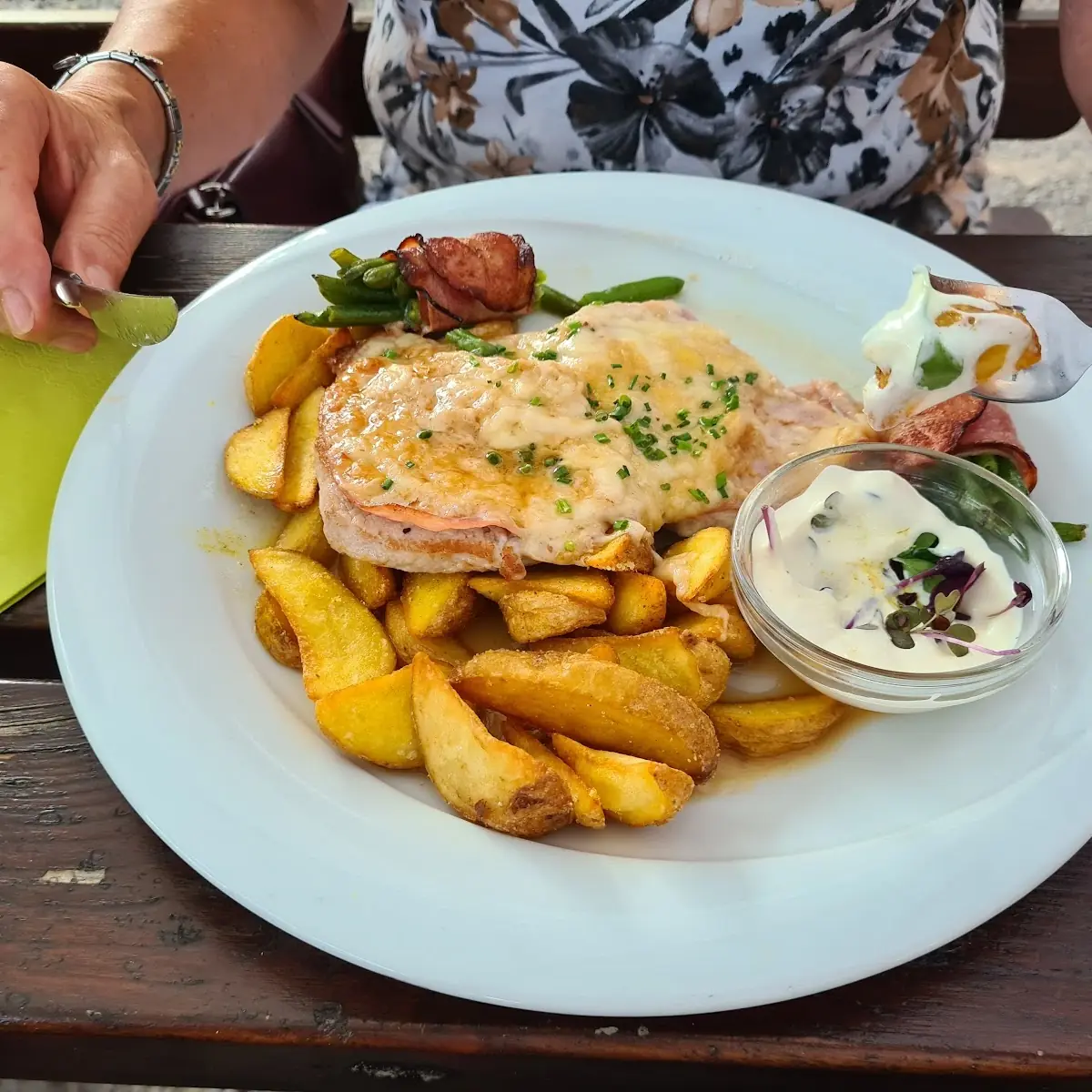 Grillkotelett Vom Schwein Mit Schinken Und Käse Überbacken