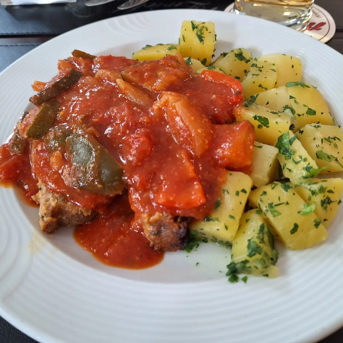 Faschierter Braten Mit Letscho Und Petersilkartoffel
