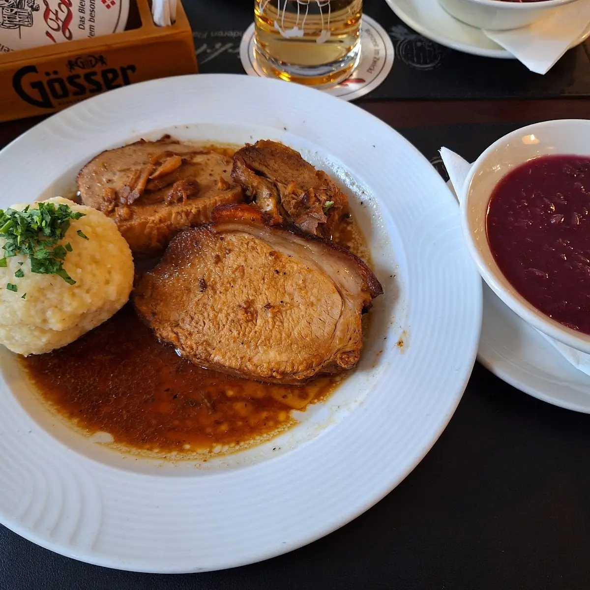 Rindsroulade Mit Serviettenknödel Und Preiselbeeren
