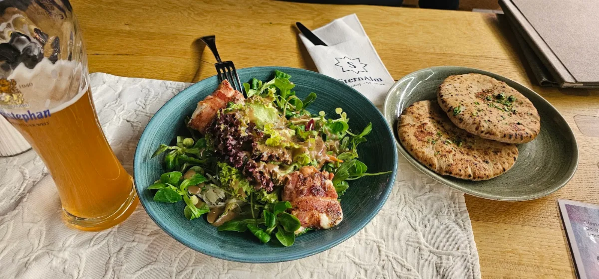 Bunt Gemischter Salat - Mixed Salad With Grilled Mozzarella In Bacon