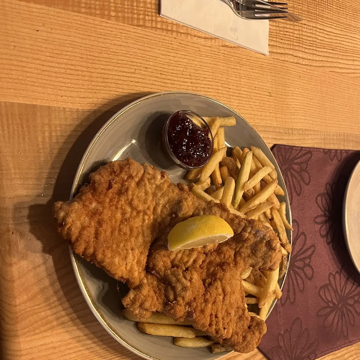 Wienerschnitzel Met Bratkartoffel