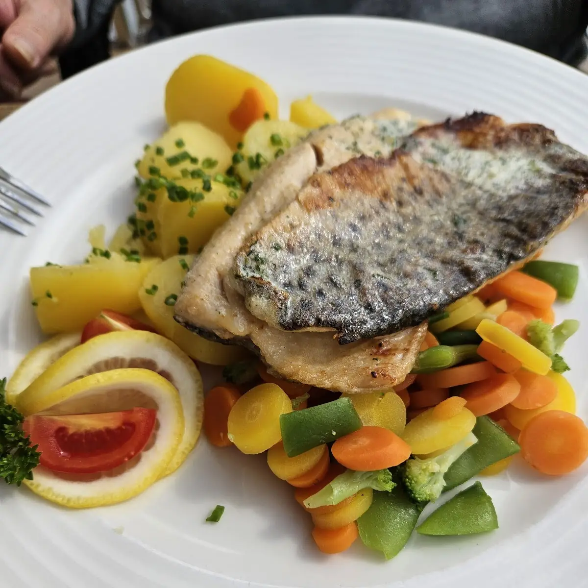 Gegrillte Forellenfilets Mit Kartoffeln Und Gemüse