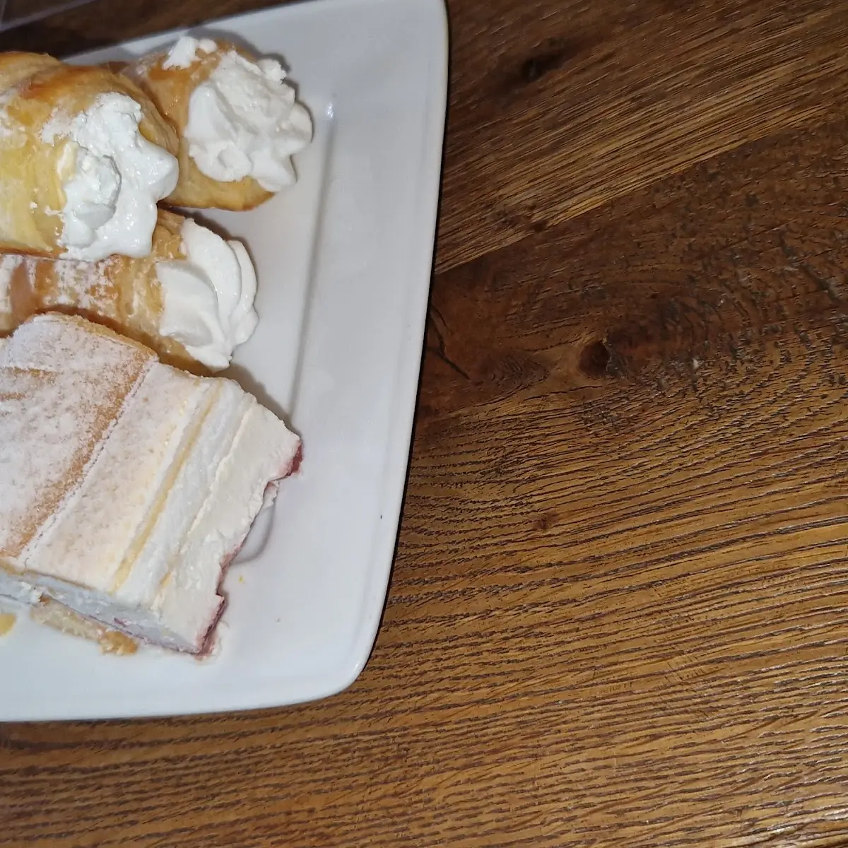 Kardinalschnitte Und Schaumrollen