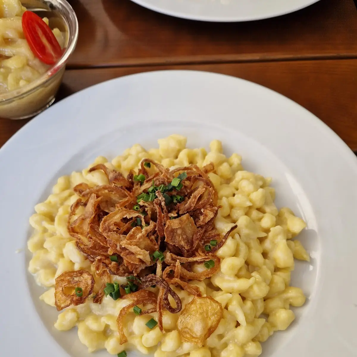 Käsespätzle Mit Zwiebeln Und Kartoffelsalat