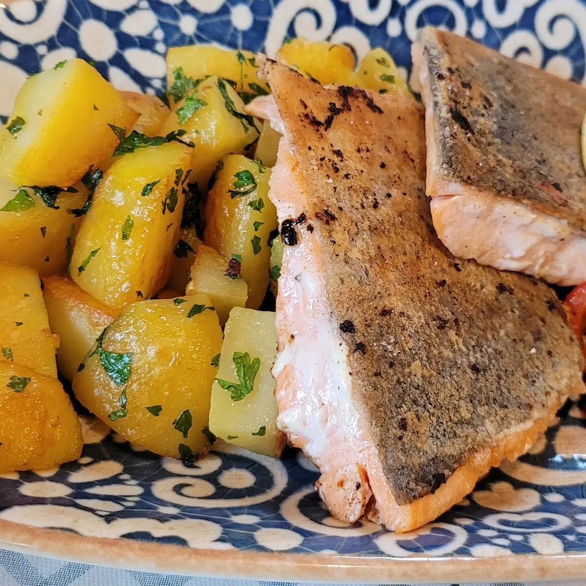Lachs Mit Braterdäpfeln Und Mischgemüse Knackigen