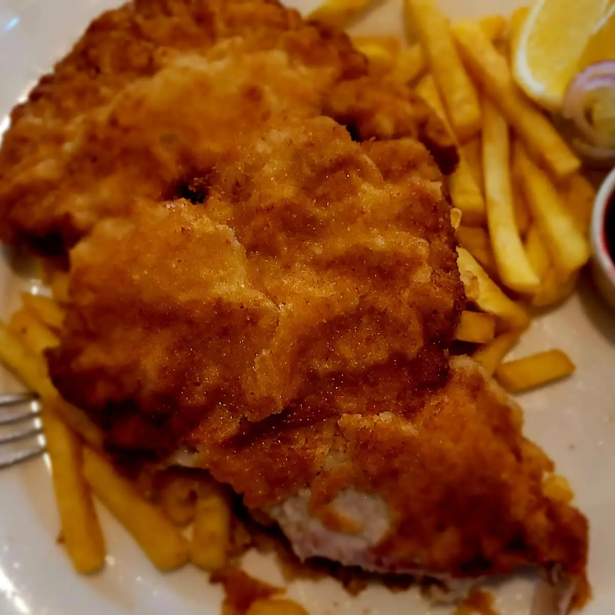 Riesenwiener Mit Pommes Frites