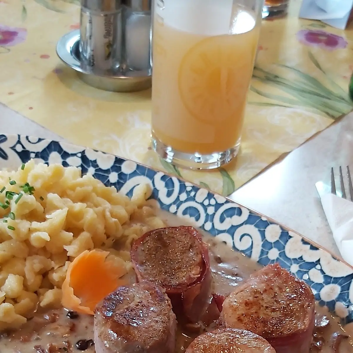 Schweinelende Im Speckmantel Mit Pfifferlingrahmsoße & Spätzle