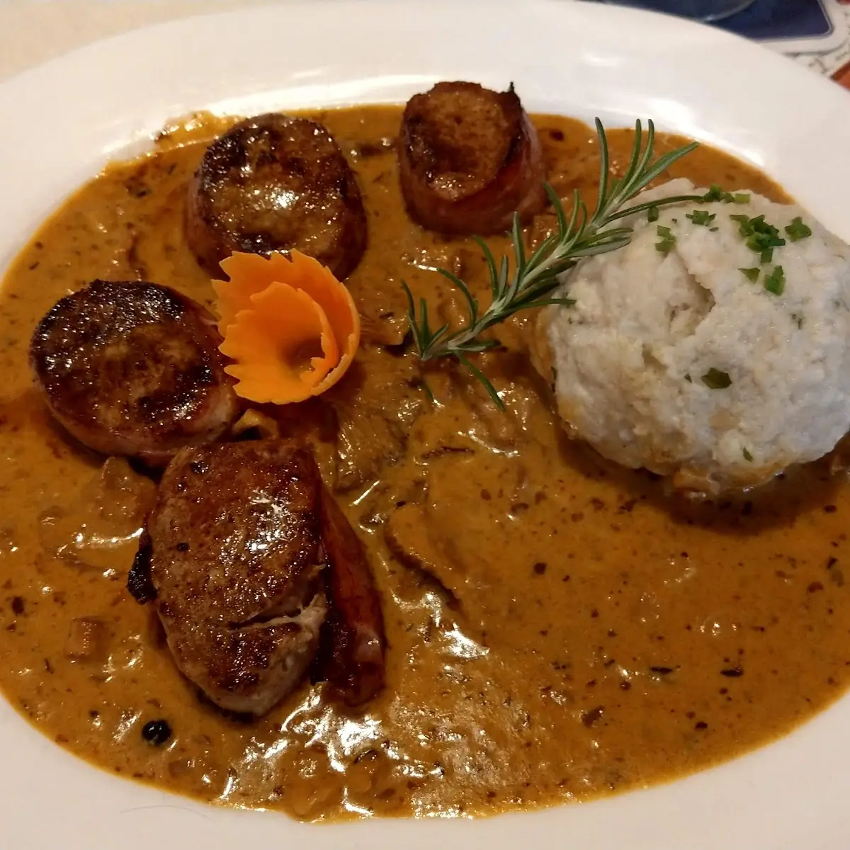 Schweinemedaillons Im Deckmantel Mit Schwammerlsoße Und Semmelknödel