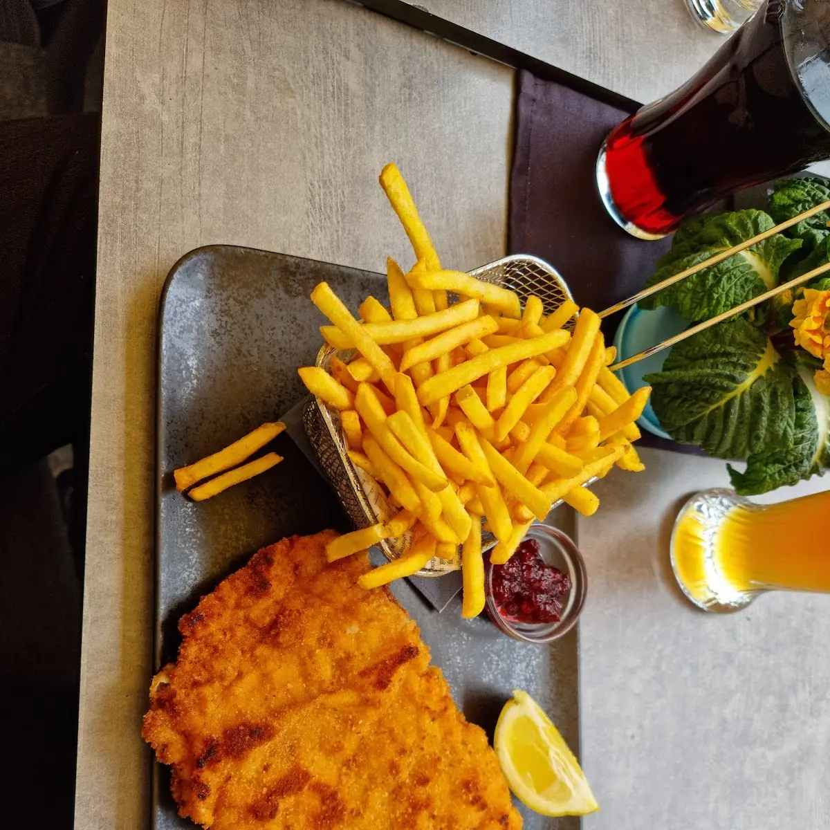 Schweineschnitzel Mit Pommes