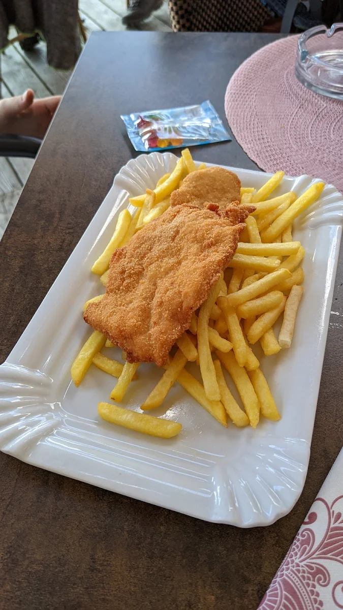 Kinder Schnitzel Mit Pommes