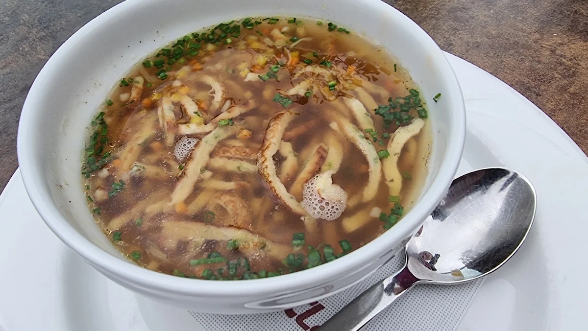Rindersuppe Mit Pfannkuchen